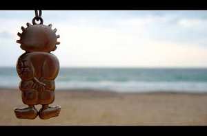 Кукла на фоне моря