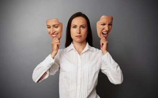 женщина с масками