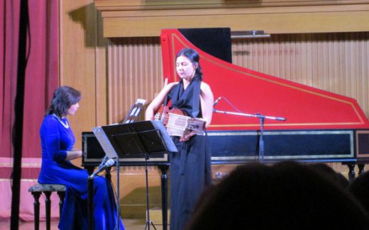 Анна Иванющенко (клавесин) и Еленва Ерёменко (никельхарпа)