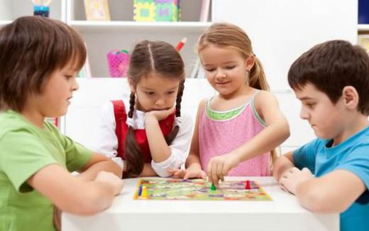 дети играют в настольные игры