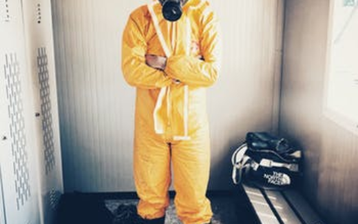 человек в защитном костюме