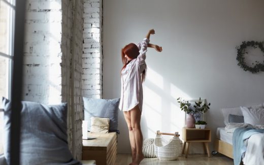 девушка потягивается у окна