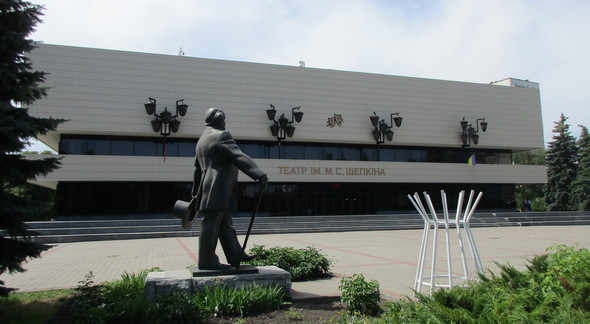 Памятник М.С.Щепкину в Сумах возле театра