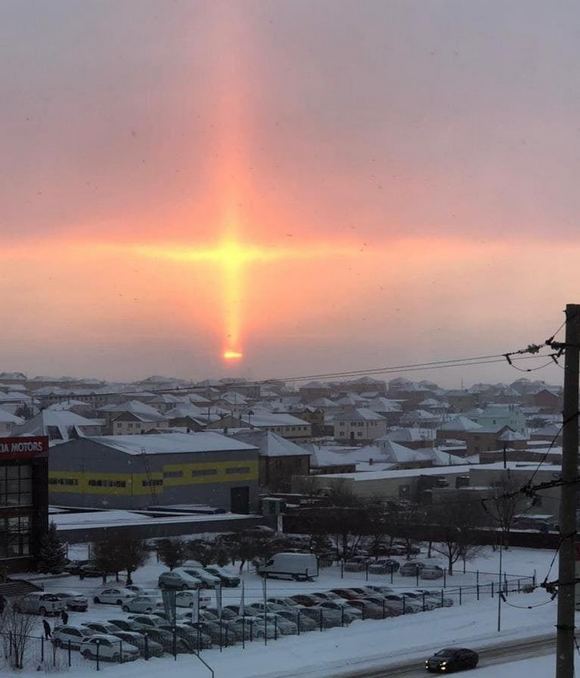 Светящийся крест появился в небе над Уралом (фото)