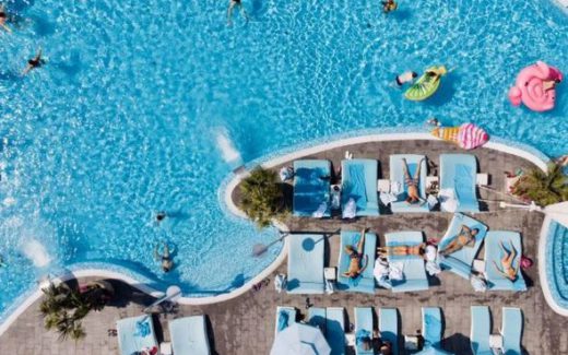 Бассейн с зонтиками и надувными матрацами