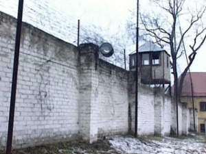 Кирпичная стена, проволока, общество, Украина