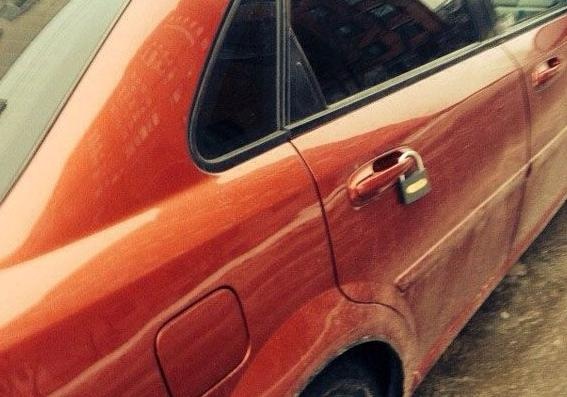 борьба с незаконной парковкой - замок на дверцу автомобиля