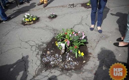 посадили цветы в ямы на тротуаре