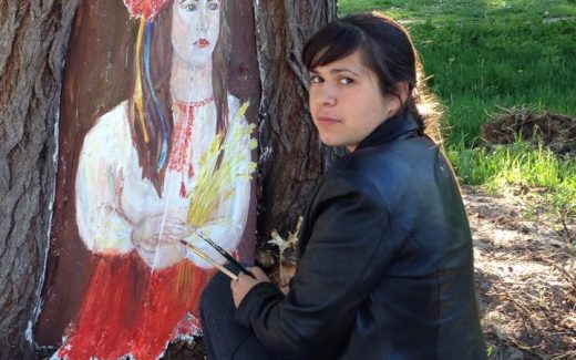 Анна Соломенко рисует Наталку-Полтавку на дереве