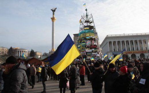 Киев, люди на площади, флаг Украины