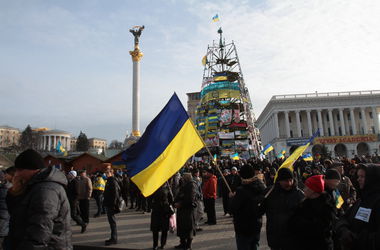 Киев, люди  на площади, флаг Украины
