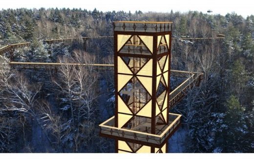 башня и тропа над кронами деревьев в небольшом городке Аникщяй (Литва)