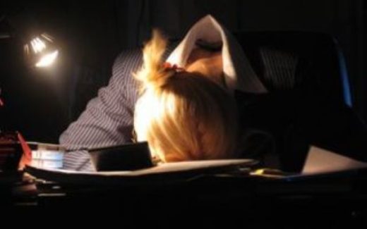 усталость, девушка склонила голову