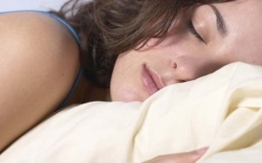 девушка сладко спит, положив голову на подушку