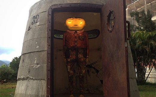 скульптура в в бывшем военном бункере в Рио-де-Жанейро