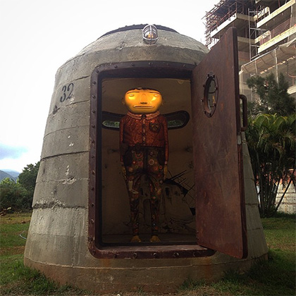 скульптура в в бывшем военном бункере в Рио-де-Жанейро