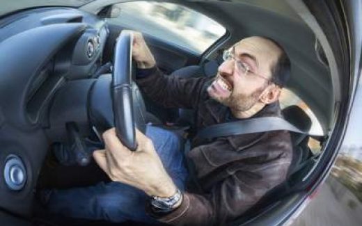 нервный мужчина за рулем автомобиля