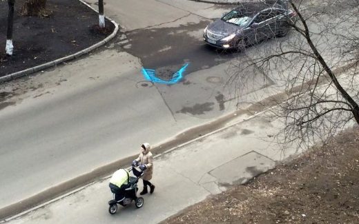 боремс яс ямой на дороге с помощью краски