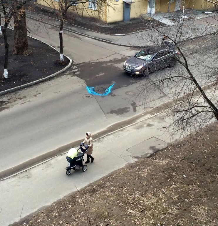 боремс яс ямой на дороге с помощью краски