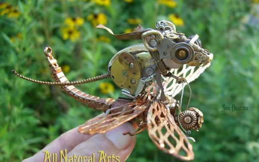 миниатюрная скульптура из частей от старых часов. Автор Сью Беатрис