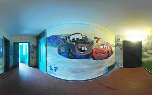 благоустроенный разукрашенный подъезд