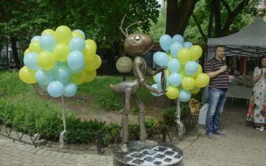 скульптура муравья в Киве