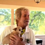 73 - летний Карл Мур дал медведю в морду, защищая своих собак
