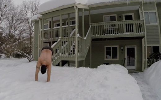 человек прыгает из окна в сугроб