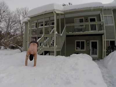 человек прыгает из окна в сугроб