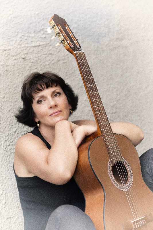 девушка с гитарой