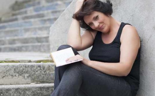 девушка с книгой