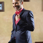 улыбающийся мужчина в классическом костюме