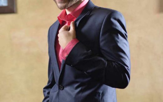 улыбающийся мужчина в классическом костюме