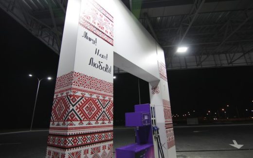 арт-объект: украинские художники «одели" заправочные комплексы в вышиванки.