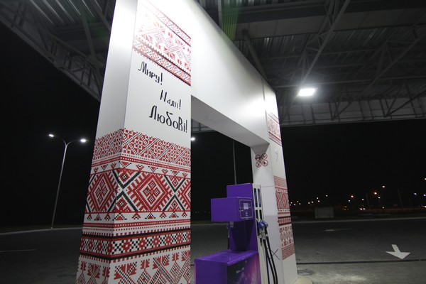 арт-объект: украинские художники «одели" заправочные комплексы в вышиванки.