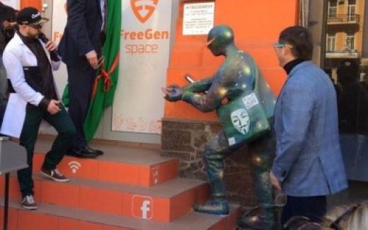 Гик - скултптура в Киеве, которая в курсе IT-новинок и раздает бесплатный Wi-Fi