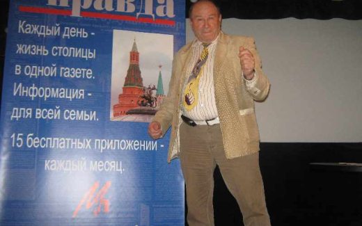 мужчина рассказывает анекдот