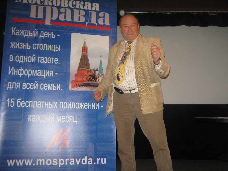 мужчина рассказывает анекдот