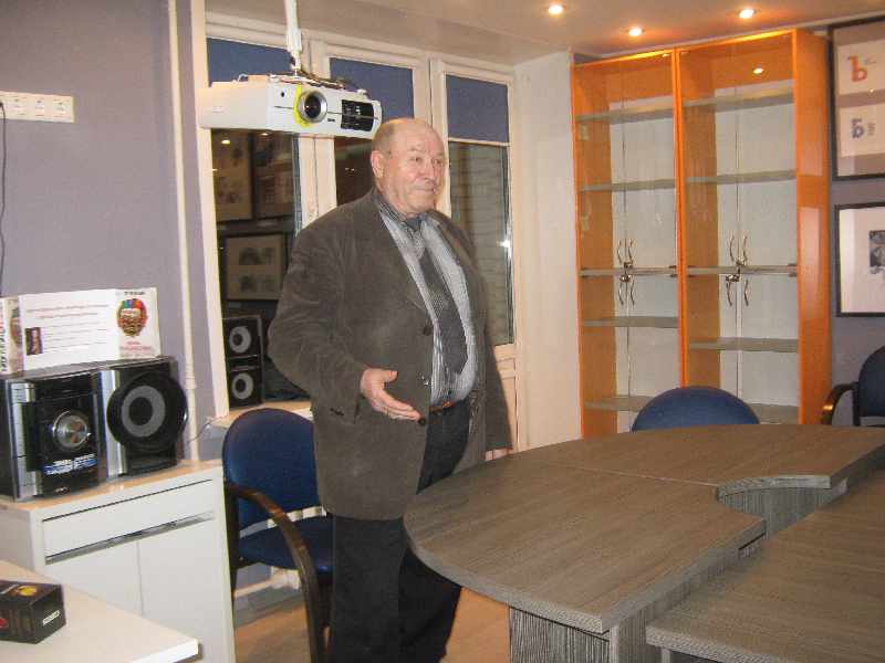 мужчина рвссказывает историю