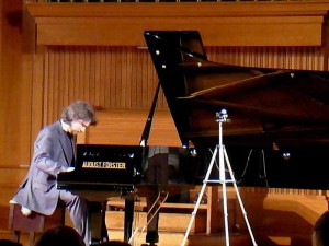 Артём Ляхович в концертном зале филармонии в Сумах
