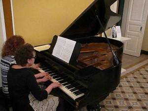 дует "Два рояля" во время исполнения в сумском краеведческом музее