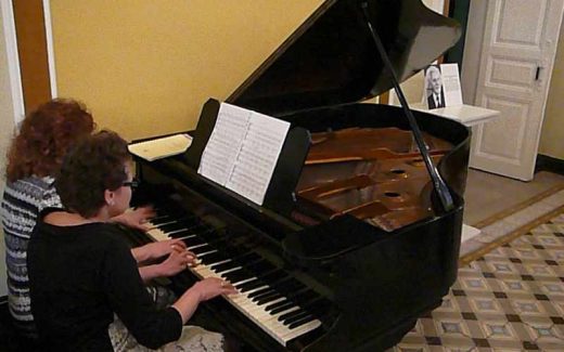 дует "Два рояля" во время исполнения в сумском краеведческом музее