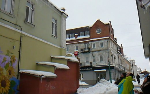 сбиваем сосульки с крыши