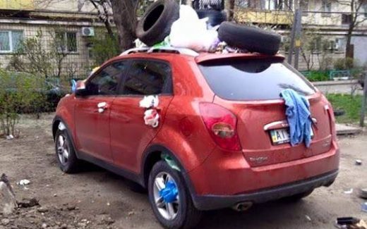 метод борьбы с парковкой на газонах - засыпать мусором