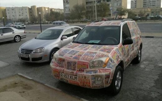 автомобиль, оклееный газетами