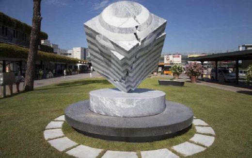 скульптуры в аэропорту Пизы