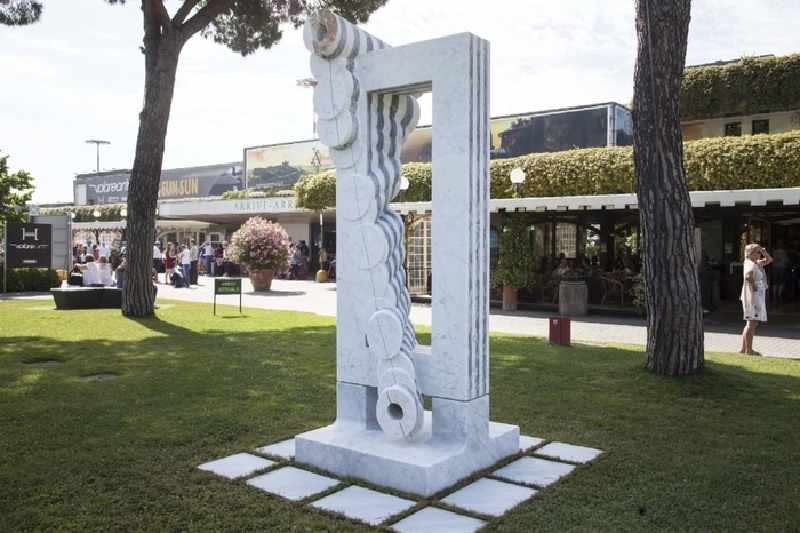 скульптуры в аэропорту Пизы