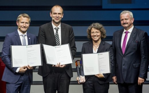 Награду получили профессор Дирк Прюфер из Института молекулярной биологии и прикладной экологии, доктор Кристиан Шульце Гроновер из Университета Мюнстера и доктор Карла Рекер, глава исследовательской команды Continental.