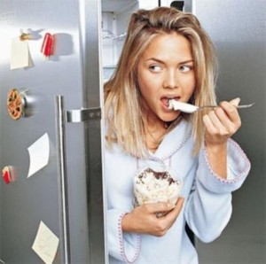 ;девушка тайком ест мороженое