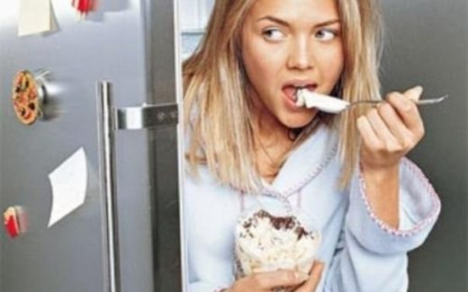 ;девушка тайком ест мороженое